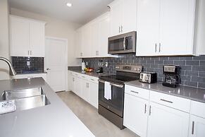 Fabulous 5 Bedrooms Close to Disney at Champions Gate Resort 8988