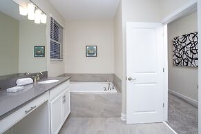 Fabulous 5 Bedrooms Close to Disney at Champions Gate Resort 8988