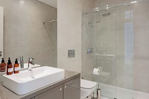 Lis001 · Mid-century Inspired Apartment With River Views