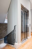 Lis001 · Mid-century Inspired Apartment With River Views