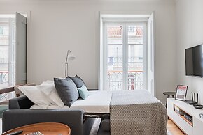 Lis001 · Mid-century Inspired Apartment With River Views