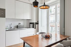 Lis001 · Mid-century Inspired Apartment With River Views