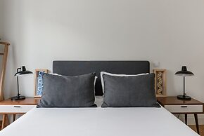 Lis001 · Mid-century Inspired Apartment With River Views