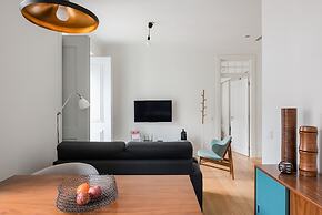 Lis001 · Mid-century Inspired Apartment With River Views