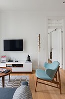 Lis001 · Mid-century Inspired Apartment With River Views