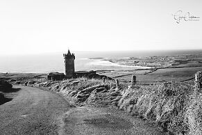 10mindrivecliffsofmoher-cozy2br-parking-wifi