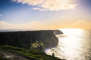 10mindrivecliffsofmoher-cozy2br-parking-wifi