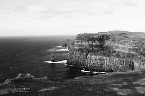 10mindrivecliffsofmoher-cozy2br-parking-wifi