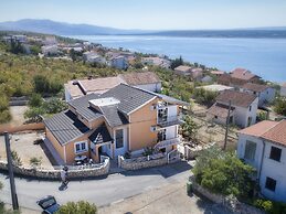 Beautiful Holiday Home in Maslenica Near Beach