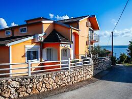 Beautiful Holiday Home in Maslenica Near Beach