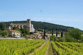 Villa in Provence With Pool and Vineyard Views