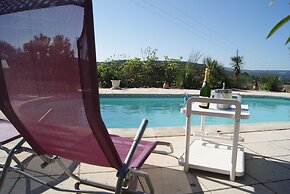 Villa in Provence With Pool and Vineyard Views