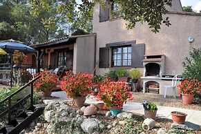 Villa in Provence With Pool and Vineyard Views