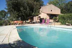 Villa in Provence With Pool and Vineyard Views