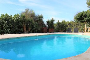 Villa in Provence With Pool and Vineyard Views