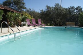 Villa in Provence With Pool and Vineyard Views