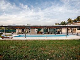 Torine - Capacious Holiday Home in Neorić with Heated Swimming Pool