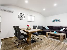 Torine - Capacious Holiday Home in Neorić with Heated Swimming Pool