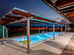 Torine - Capacious Holiday Home in Neorić with Heated Swimming Pool