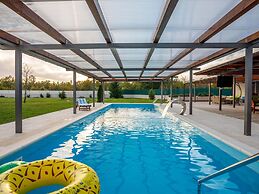 Torine - Capacious Holiday Home in Neorić with Heated Swimming Pool