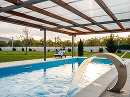 Torine - Capacious Holiday Home in Neorić with Heated Swimming Pool
