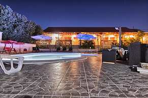 Pleasant Holiday Home in Polača with Swimming Pool