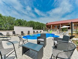 Pleasant Holiday Home in Polača with Swimming Pool