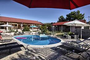 Pleasant Holiday Home in Polača with Swimming Pool