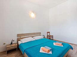 Snug Apartment in Vir near Sea