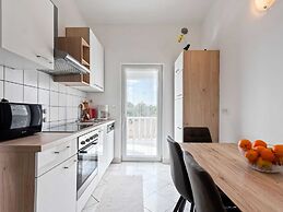 Snug Apartment in Vir near Sea
