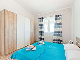 Snug Apartment in Vir near Sea