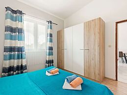 Snug Apartment in Vir near Sea