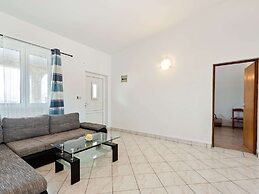 Snug Apartment in Vir near Sea