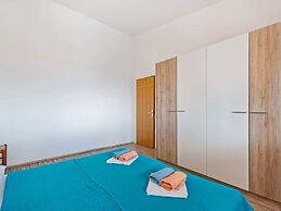 Snug Apartment in Vir near Sea