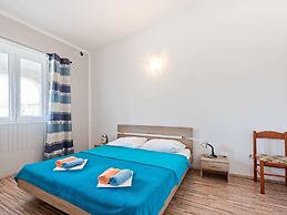 Snug Apartment in Vir near Sea