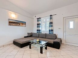 Snug Apartment in Vir near Sea