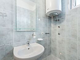 Snug Apartment in Vir near Sea