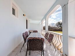 Quaint Apartment in Vir near Sea