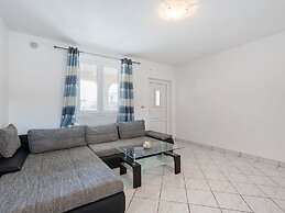Quaint Apartment in Vir near Sea