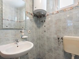 Quaint Apartment in Vir near Sea