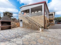 Quaint Apartment in Vir near Sea