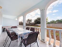 Quaint Apartment in Vir near Sea