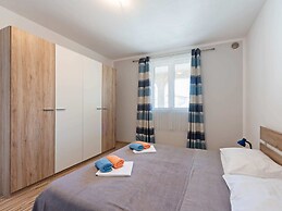 Quaint Apartment in Vir near Sea