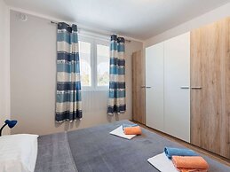 Quaint Apartment in Vir near Sea