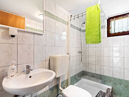 Beautiful Apartment in Jasenice Near Sea