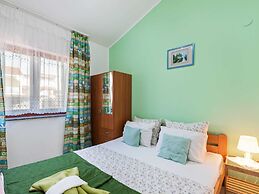 Beautiful Apartment in Jasenice Near Sea