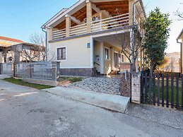 Beautiful Apartment in Jasenice Near Sea