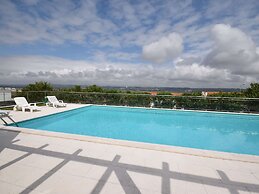 Attractive Villa in Salir Do Porto