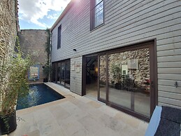 Olonzac Escape: Pool & Charm