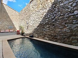 Olonzac Escape: Pool & Charm